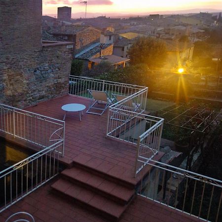 Appartamento Le Palme Con Terrazze In Centro Сан Джиминяно Екстериор снимка